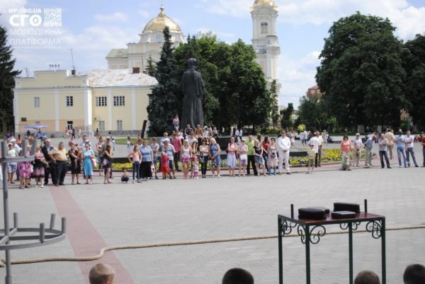 На День молоді в центрі Луцька билися, танцювали та змагалися. ФОТО